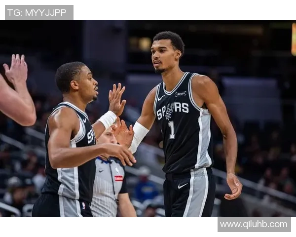 马刺与火箭激战正酣现场直播全程回顾与精彩瞬间分析